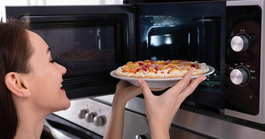 מה ההבדל בין מיקרוגל לתנור מיקרוגל